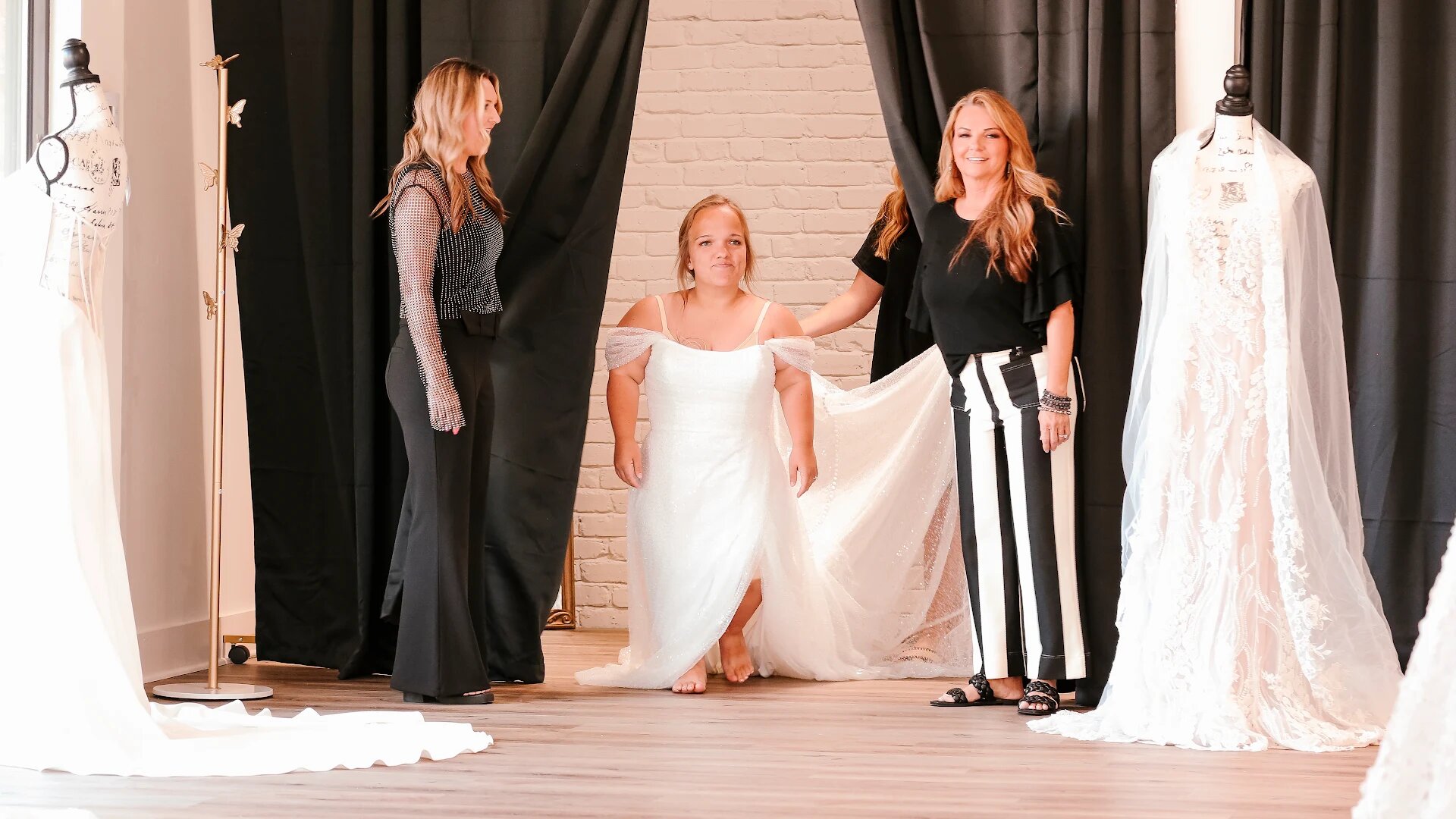 7 Little Johnstons S17E2 These Dresses Ain't It