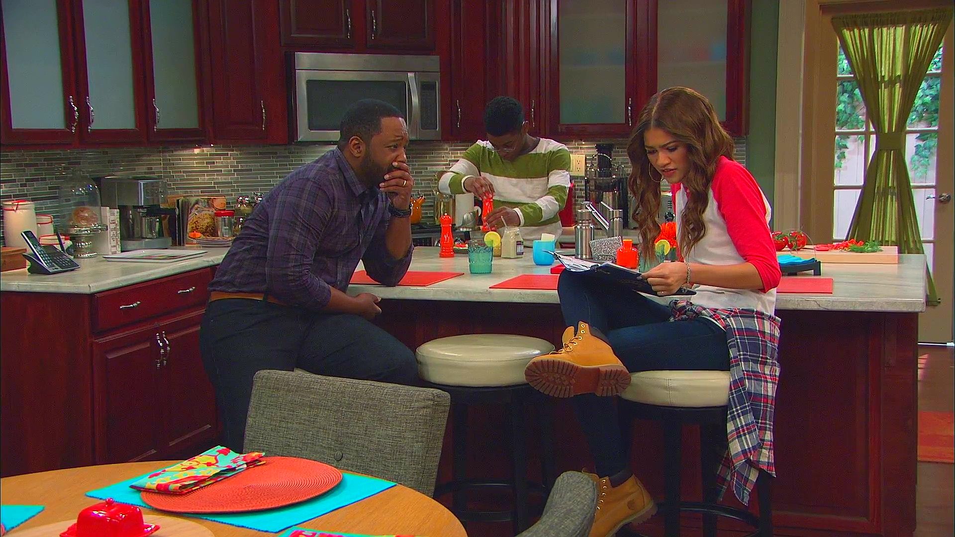 K c undercover. Кейси Купер. Кейси Купер под прикрытием. Комната Кейси под прикрытием.