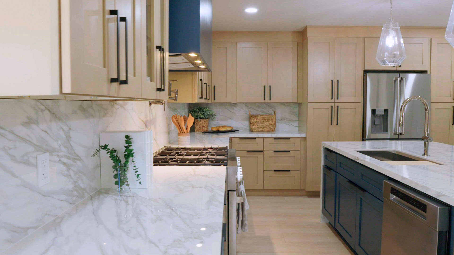 Married to Real Estate S4E10 One-Level Luxury