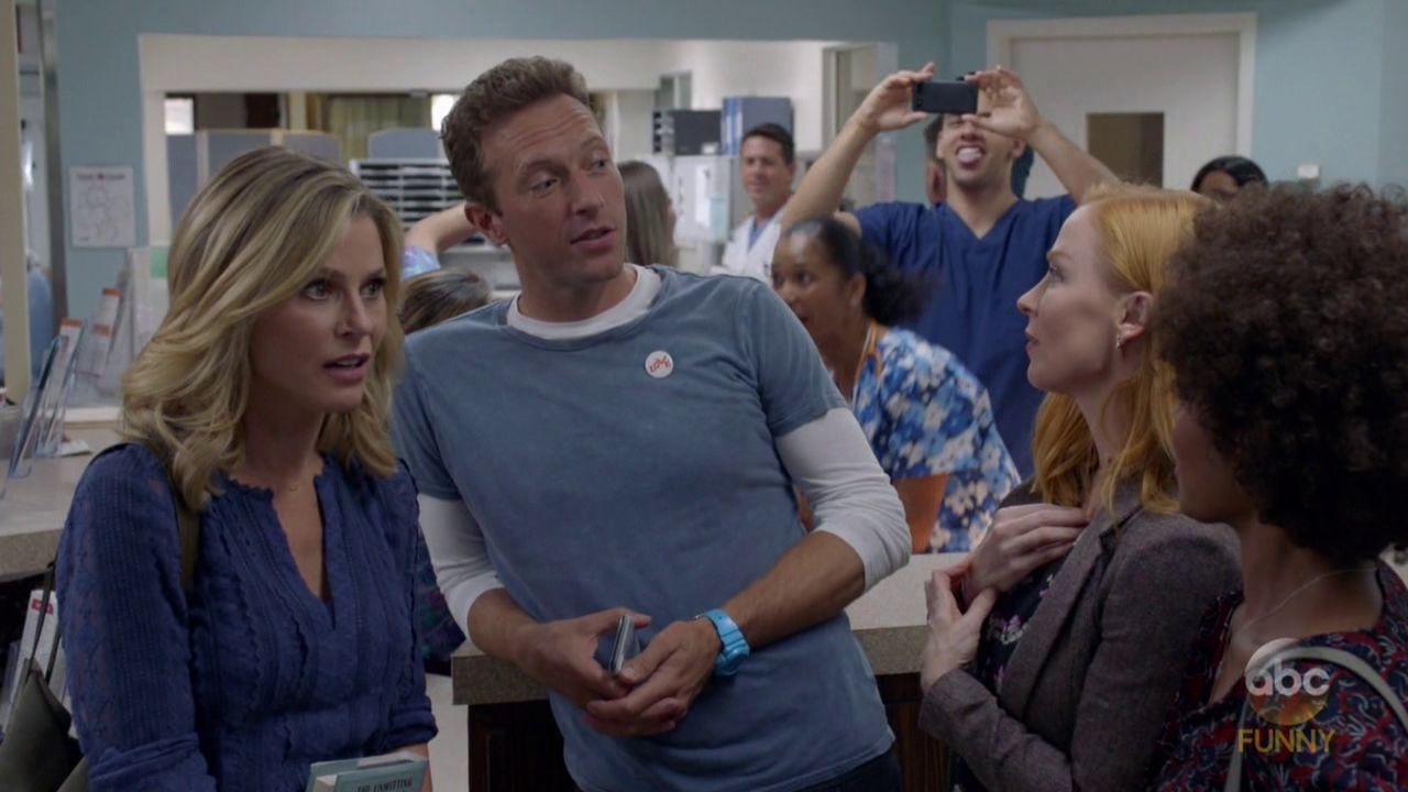 Modern Family S9E8 Brushes with Celebrity