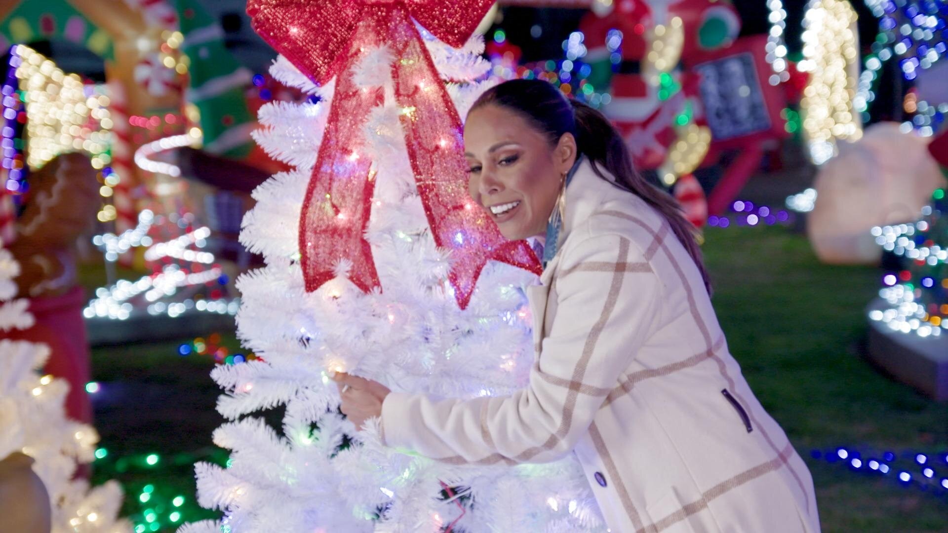 The Great Christmas Light Fight S13E2 Santa's Making His List